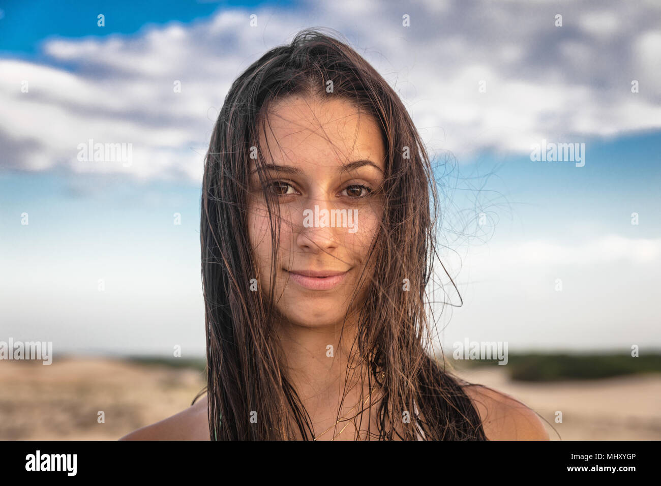 Ritratto di ragazza adolescente con lunghi marrone capelli bagnati guardando la telecamera sorridendo, Caucaia, Ceara, Brasile Foto Stock