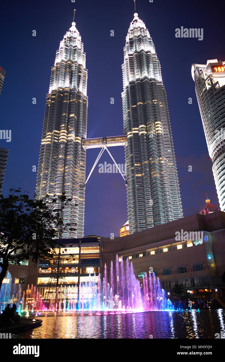 Petronas Towers illuminata di notte e a basso angolo di visione, Kuala Lumpur, Malesia Foto Stock