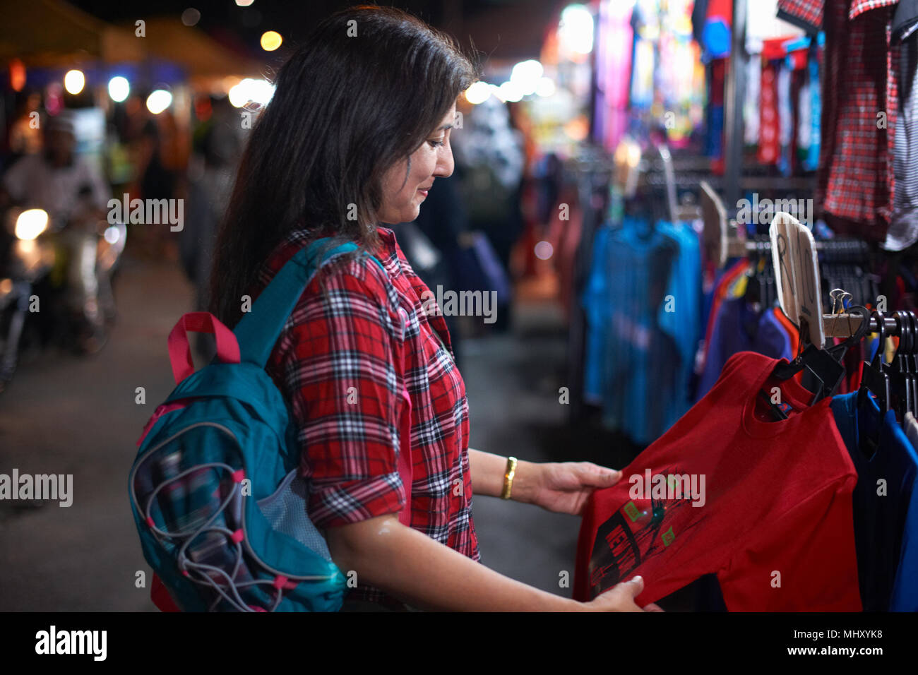 Tourist shopping al mercato notturno, Kuala Lumpur, Malesia Foto Stock