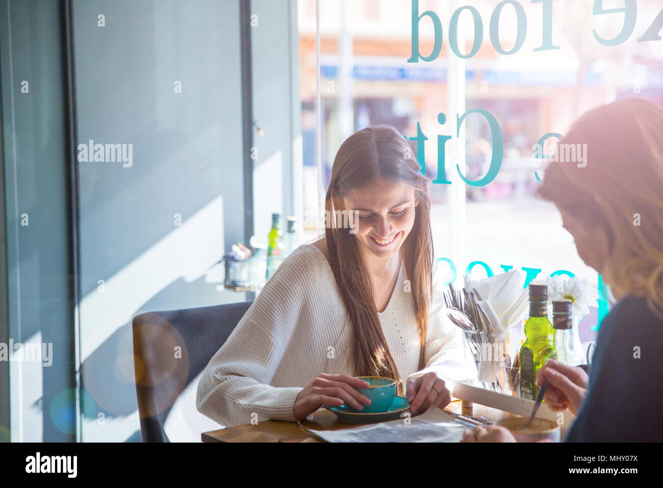 Due amiche seduti insieme in cafe, bere caffè Foto Stock