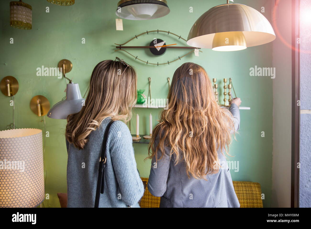 Amici shopping nel negozio di illuminazione Foto Stock