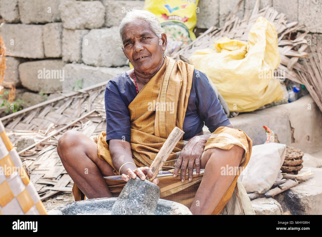 Arunachala, Tiruvannamalai / Tamil Nadu / India, 22 Gennaio 2018: Nonna indiano la preparazione di cibo per la sua famiglia Foto Stock