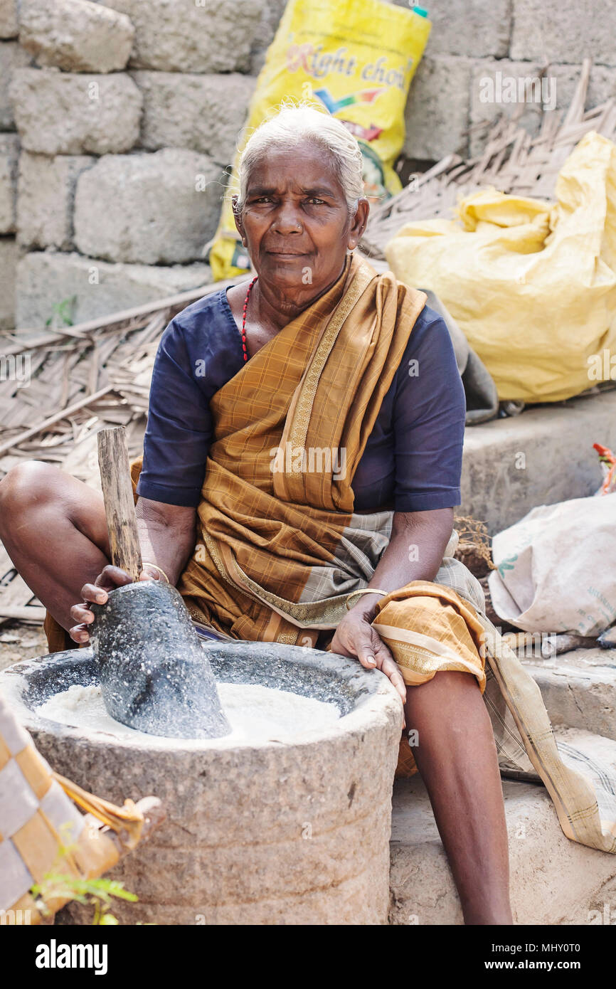 Arunachala, Tiruvannamalai / Tamil Nadu / India, 22 Gennaio 2018: Nonna indiano la preparazione di cibo per la sua famiglia Foto Stock