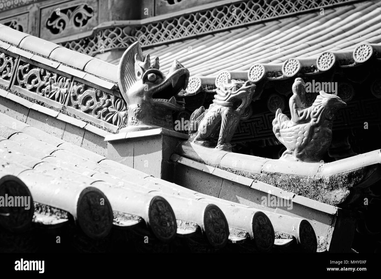 Dettagli del tetto nel tempio buddista - Dragons e mascheroni (Kunming, Yunnan, Cina) Foto Stock