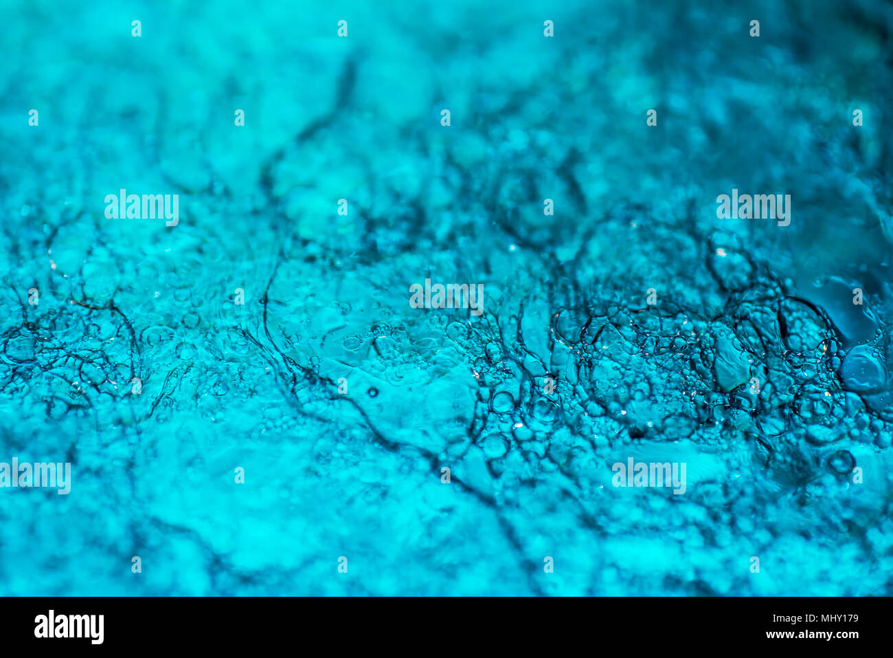 Bolla blu astratto gel d'acqua texture. Il petrolato viscoso - Foto macro Foto Stock