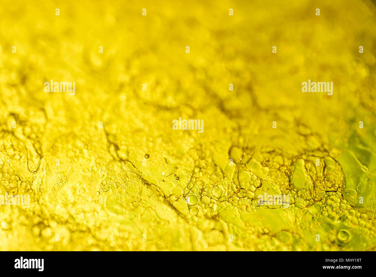 Bubble abstract giallo gel lubrificante texture. Il petrolato viscoso - Foto macro Foto Stock