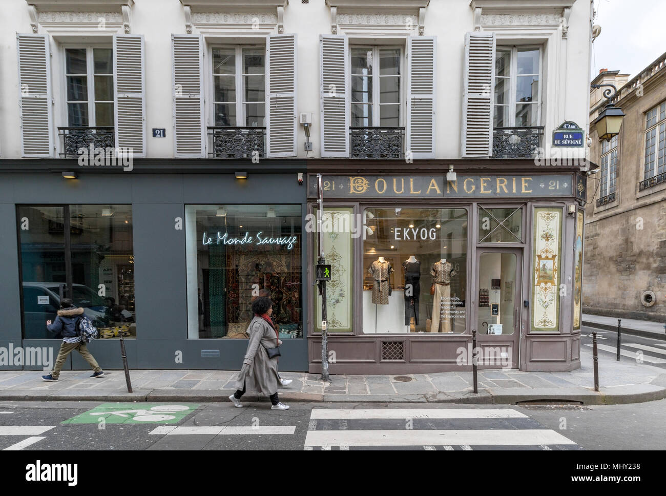 Una donna cammina passato Ekyog,un vecchio panificio convertito in un negozio di abbigliamento su rue de Sévigné ,Le Marais , paris , France Foto Stock