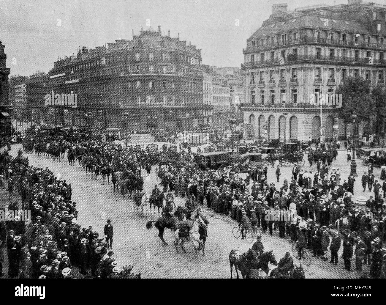 Cavalli convoglio attraversando la Place de l' Opera, Parigi, prima Guerra Mondiale, Francia Foto Stock