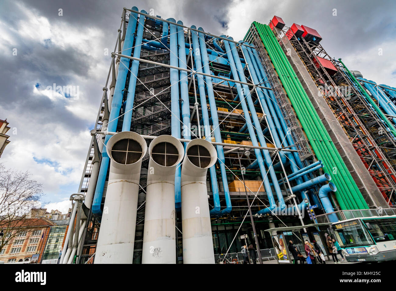 Colori primari ed esposte le tubazioni e airducts del Centro Georges Pompidou , paris , France Foto Stock