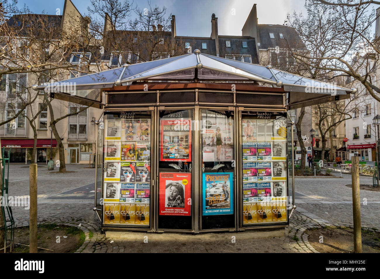 Parigi news kiosk su Rue Aubry le Boucher,Paris , Francia Foto Stock