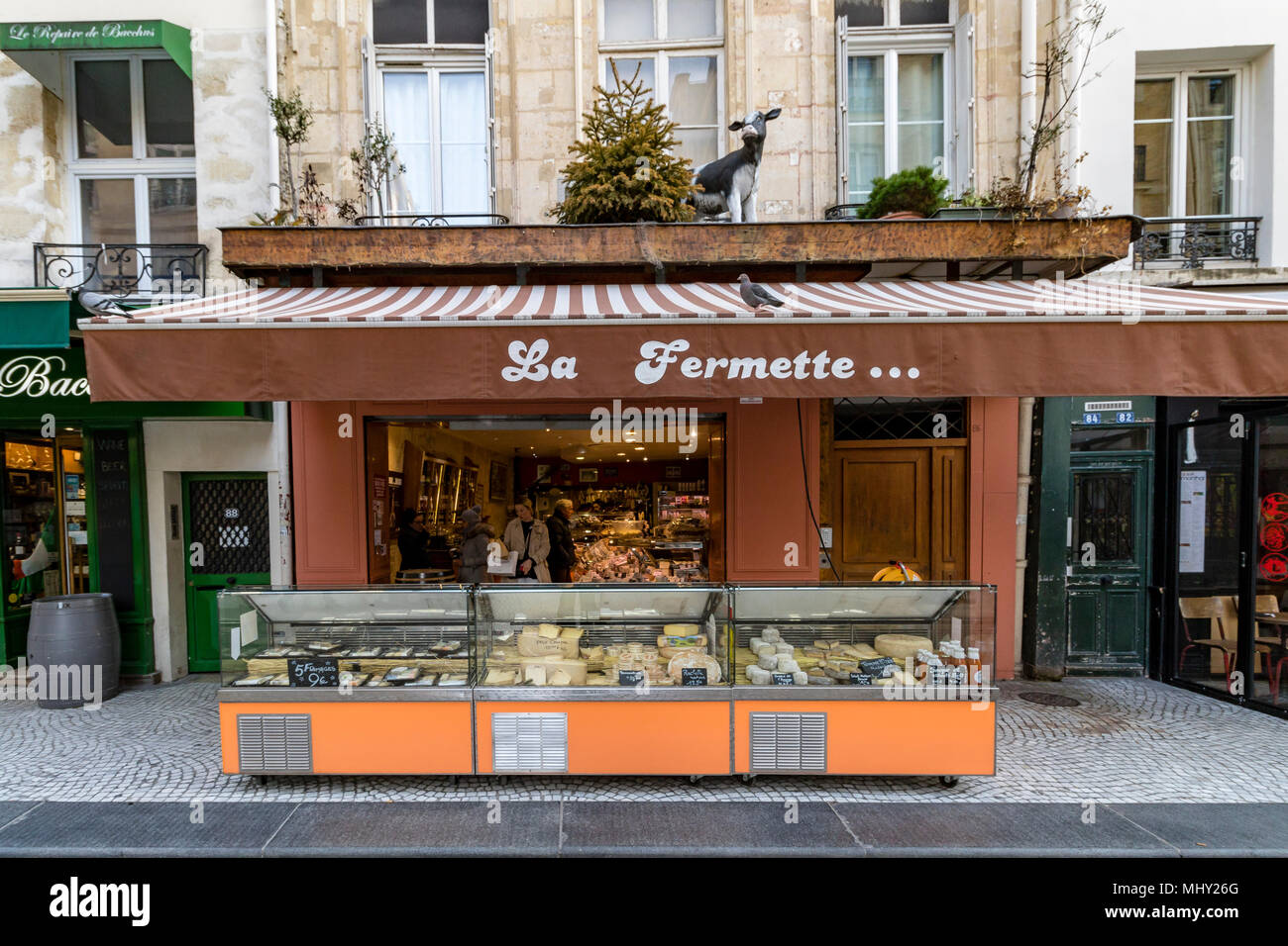 Il formaggio sul display dietro un bancone di vetro a La Fermette formaggio shop , 86 Rue Montorgueil , paris , France Foto Stock