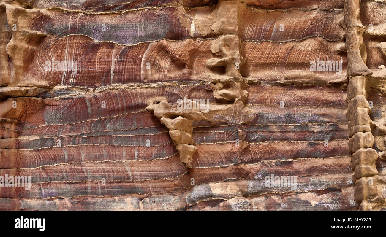 Arenaria laminato in Petra, Giordania, con forte rosso, giallo e arancione e marrone Colori, medio oriente Foto Stock