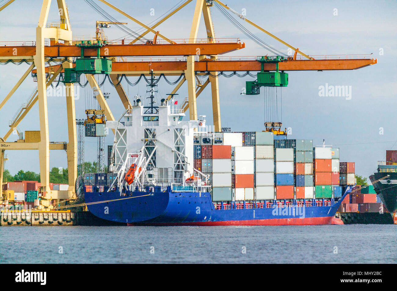 La nave portacontainer e navi traghetto per trasporto in alto mare Foto Stock