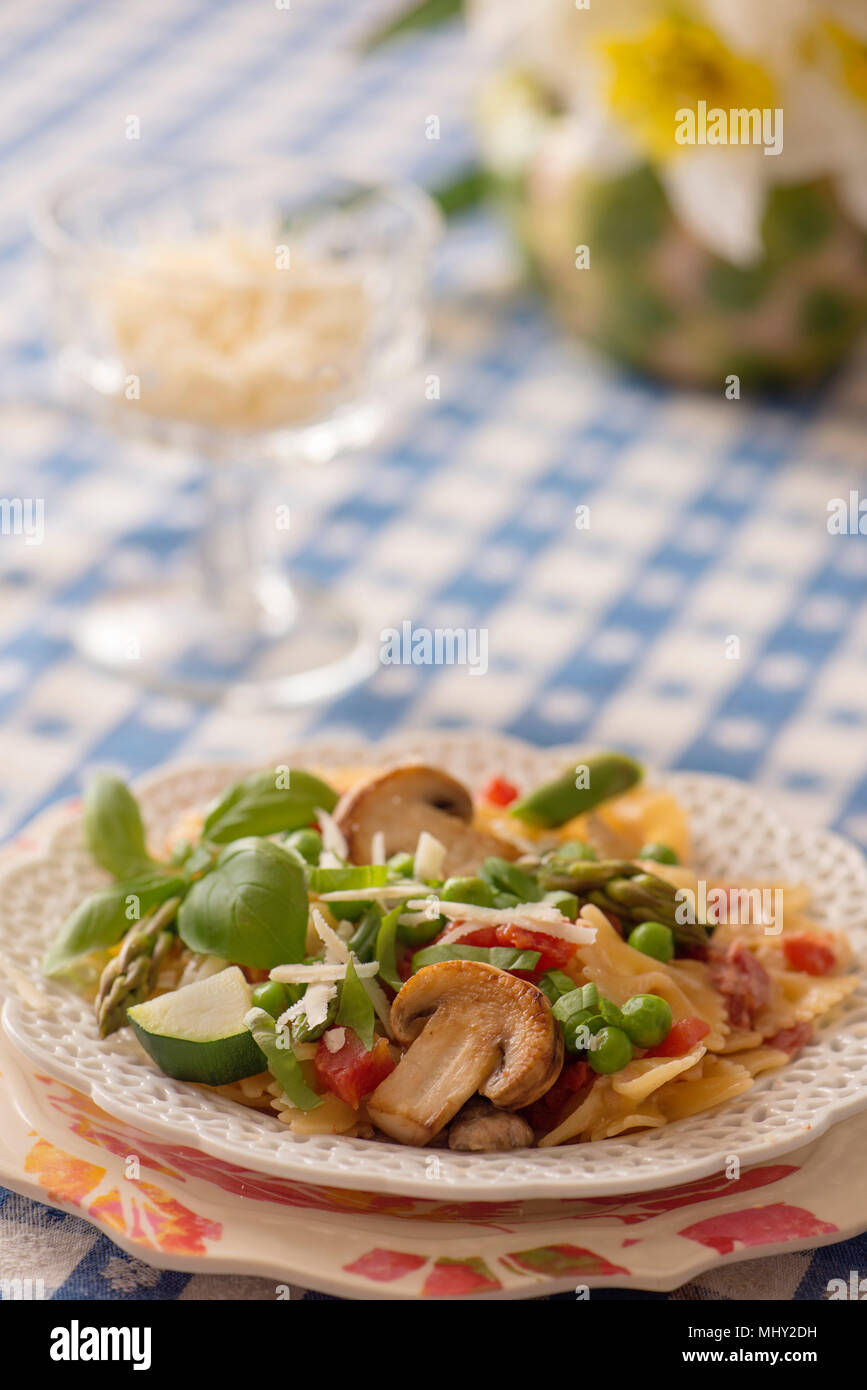 La Pasta Prima Vera con Farfelle Foto Stock