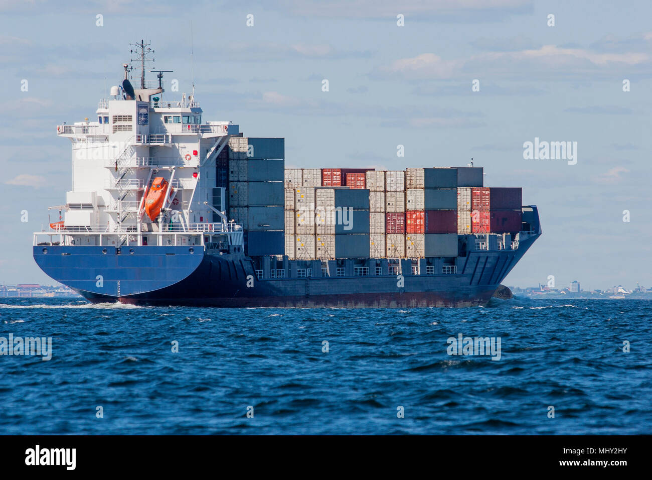La nave portacontainer e navi traghetto per trasporto in alto mare Foto Stock