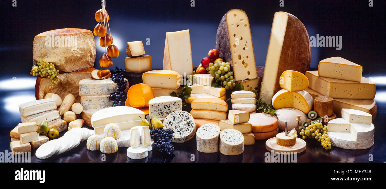 vasto assortimento di specialità internazionali a base di formaggio su sfondo nero Foto Stock