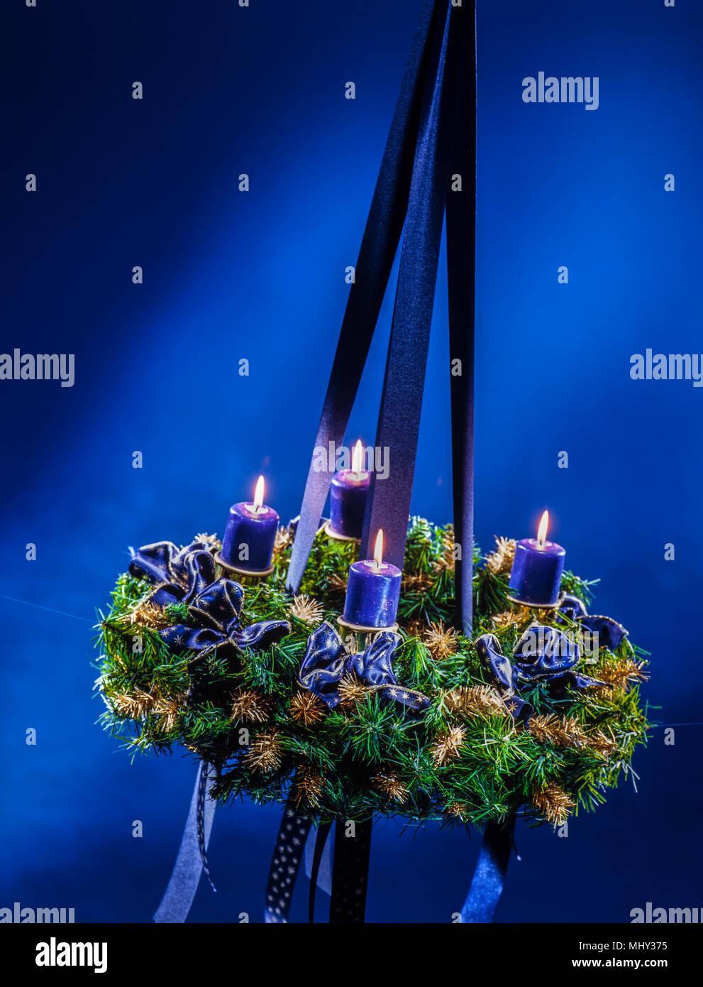 Corona di avvento con candele lucente e piena di atmosfera Foto Stock