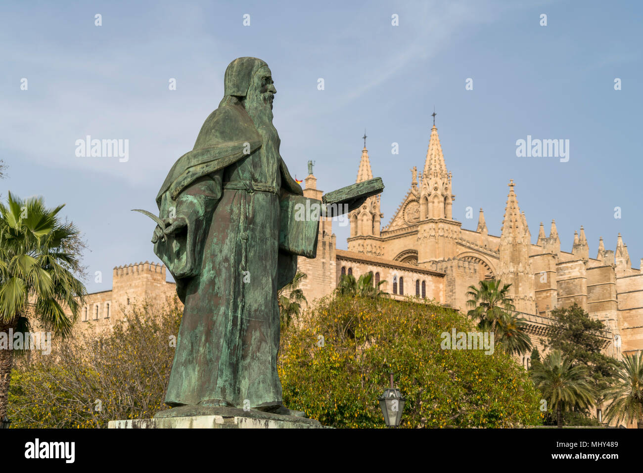 Statua Raimondo Lullo und die Kathedrale La Seu, Palma de Mallorca, Mallorca, Balearen, Spanien | Raimondo Lullo statua e cattedrale La Seu, Palma de Mall Foto Stock