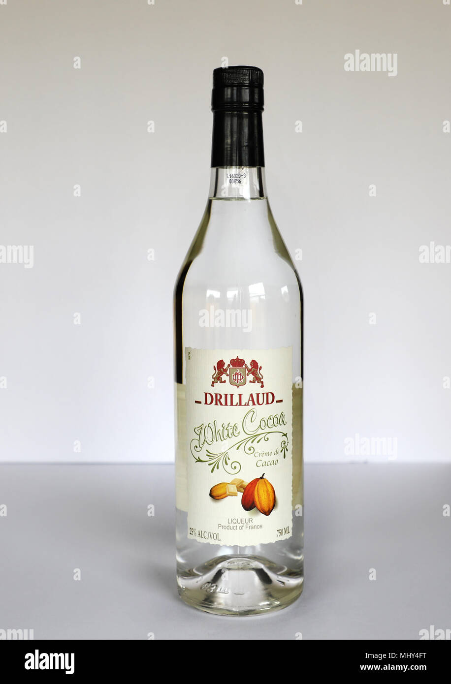 Drillaud bianco liquore di cacao prodotto della Francia 25% di alcol bottiglia su sfondo bianco Foto Stock