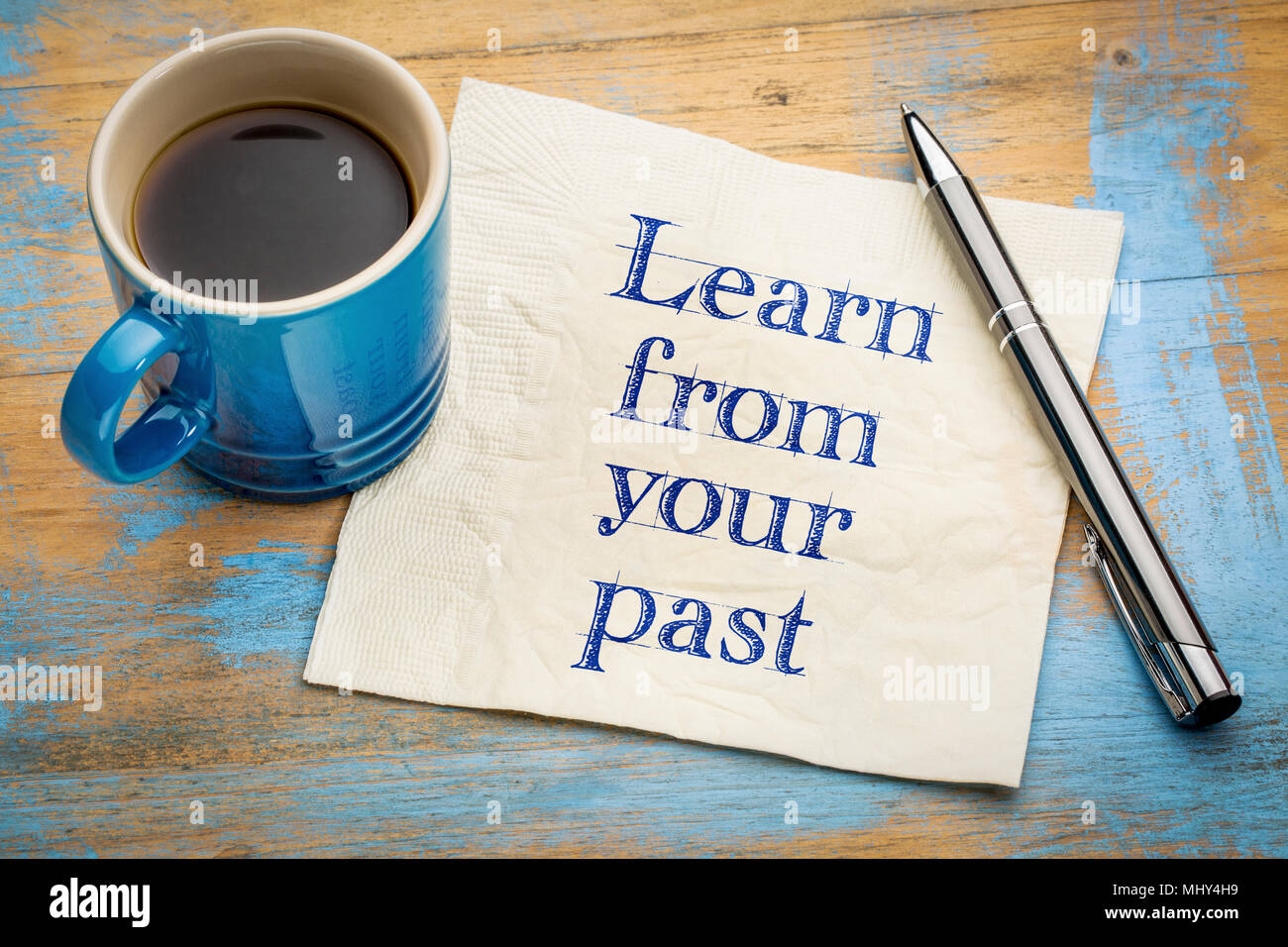 Imparate dai vostri consigli - scrittura su un tovagliolo con una tazza di caffè Foto Stock