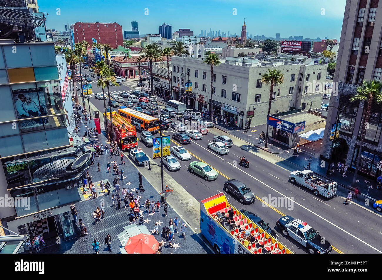 Hollywood e Los Angeles/California/USA - 07.19.2013: vista dalla cima al Hollywood Blvd traffico sulla giornata di sole. Un sacco di gente che camminava sul sidewal Foto Stock
