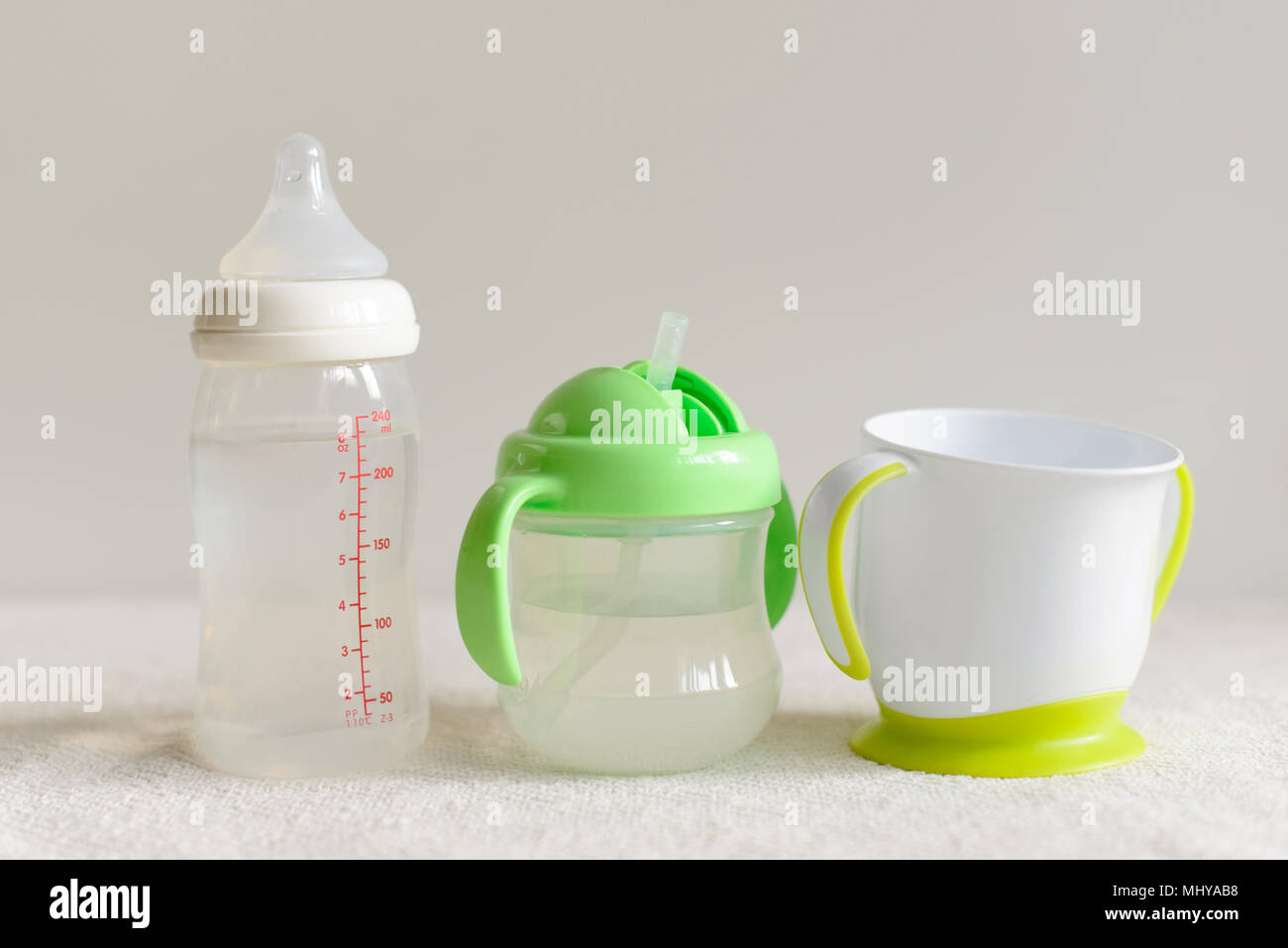 Tre tipi di biberon e vasetti con acqua per bambini Foto stock - Alamy