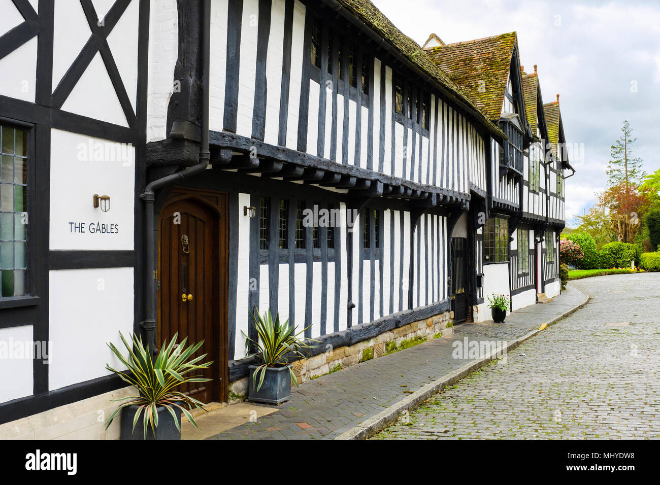 Medieval case con travi di legno in acciottolato strada residenziale. Mill Street, Warwick, Warwickshire, West Midlands, Inghilterra, Regno Unito, Gran Bretagna Foto Stock