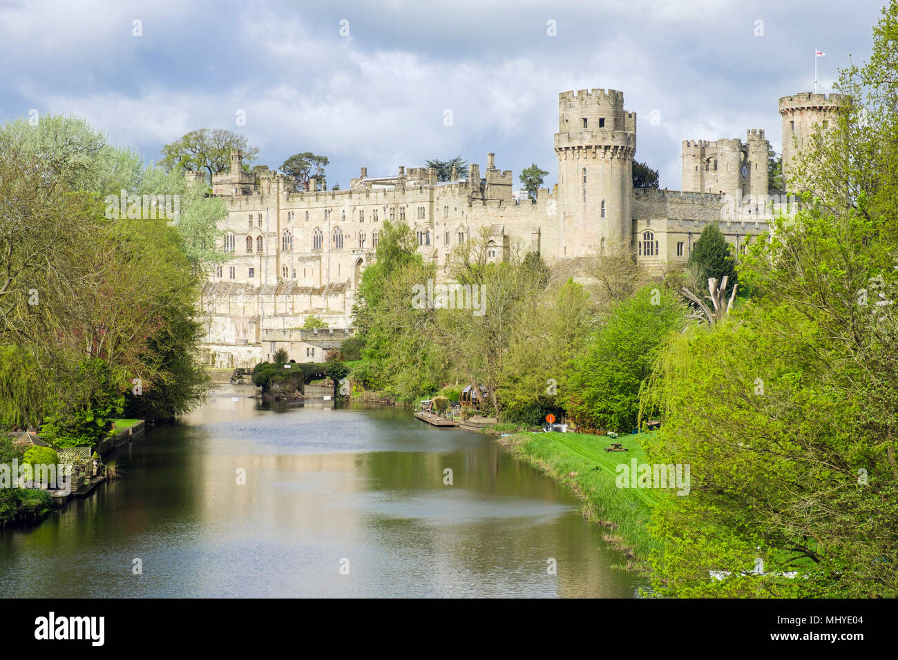 Vista del XII secolo medioevale Castello di Warwick visto lungo il fiume Avon. Warwick Warwickshire, West Midlands, Inghilterra, Regno Unito, Gran Bretagna Foto Stock