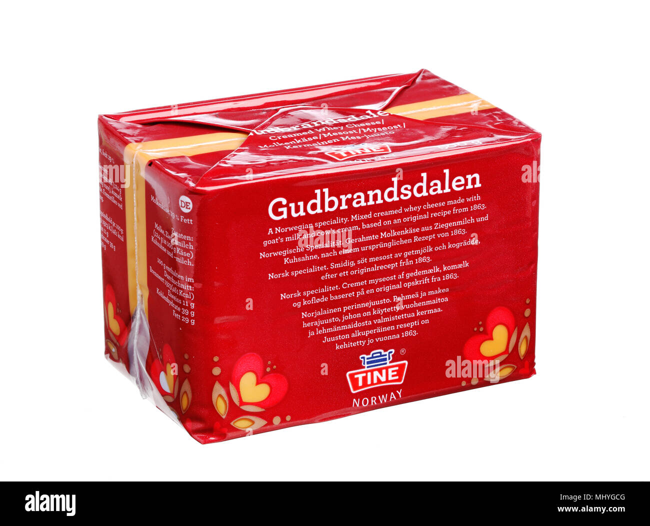 Uno integro pacakge norvegese di 500 g di crema di siero di latte Formaggi a base di latte di capra e di vacche crema prodotta dal dente per il mercato nordico, isolato su bianco Foto Stock