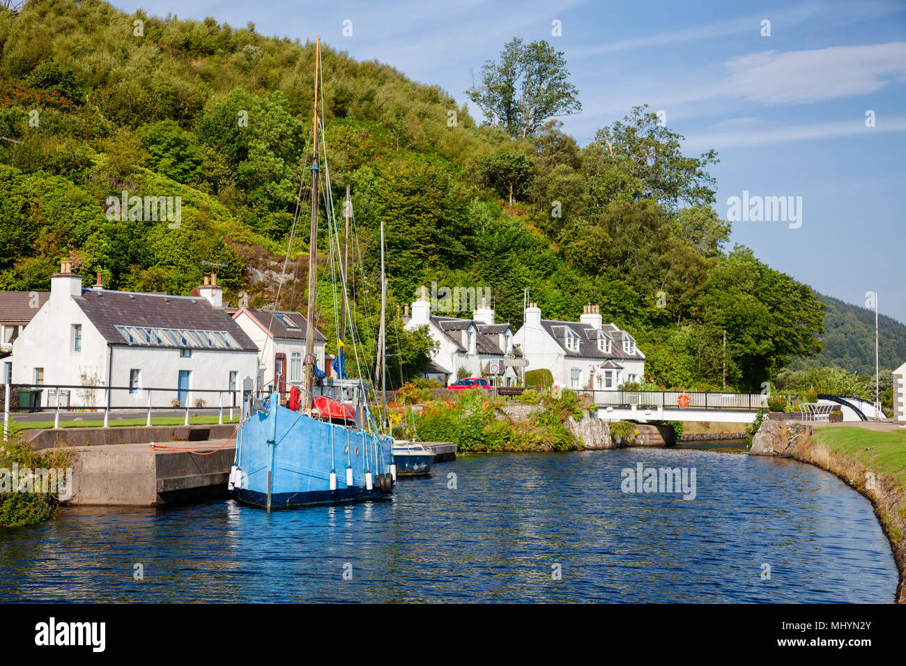 Barca a vela blu ormeggiate vicino Bellanoch ponte girevole a Crinan Canal Crinan collegamento con Ardrishaig nella penisola di Kintyre, Argyll and Bute, Scotland, Regno Unito Foto Stock