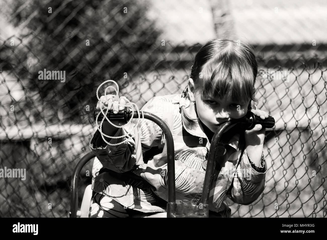 Bambina Su Un Bambini Chopper Bambina Su Una Bici Foto In Bianco E Nero In Stile Retro Foto Stock Alamy