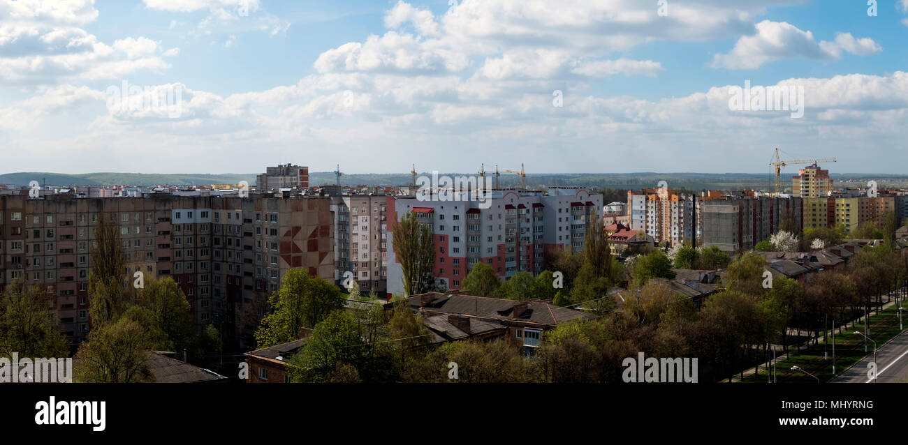 Mattina sulla città. Paesaggio panoramico. I tetti delle case sono tremore sotto il peso delle nubi (Ucraina, Vinnitsa, Pirogov street) Foto Stock
