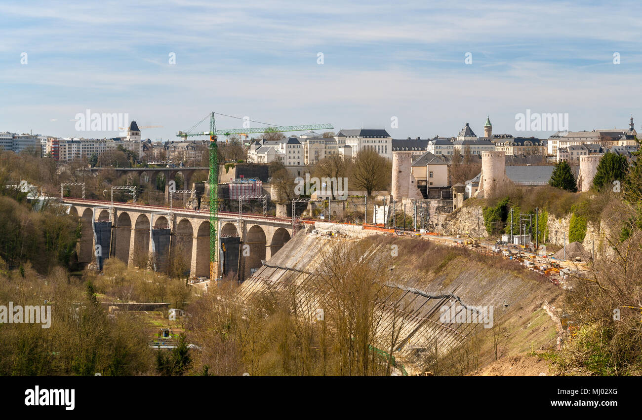 Vista dei viadotti ferroviari nella città di Lussemburgo Foto Stock