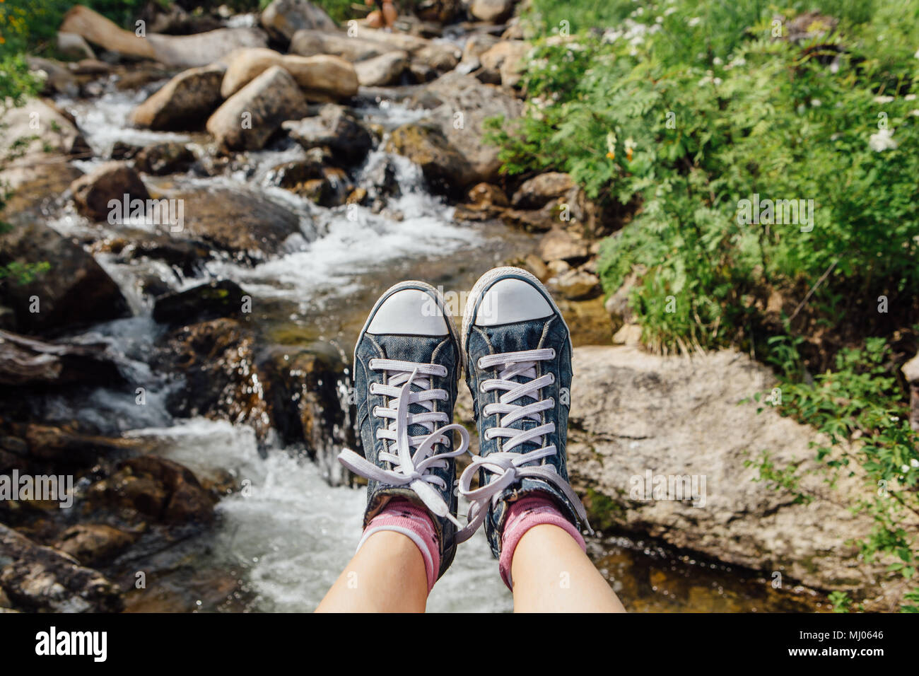 Jeans sneakers scarpe Foto Stock