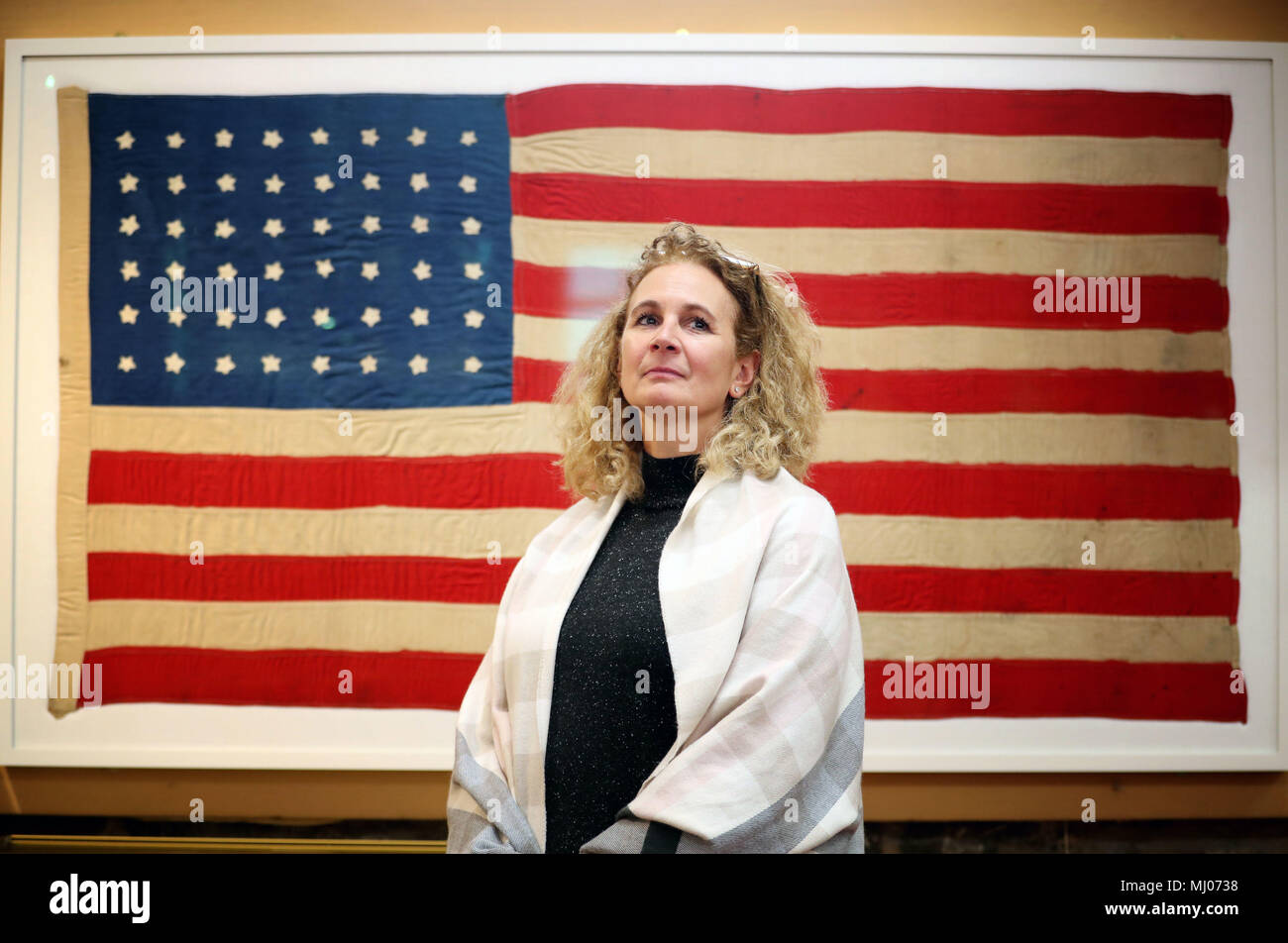 È sotto embargo per 0001 Venerdì 4 maggio Jenni Minto, dal (sinistra) e Jennifer Jones dal museo Smithsonian di Washington DC al fianco di bandiera in mostra presso il Museo di Islay vita, fatta 100 anni fa sull'isola di Islay, per noi i membri dell'equipaggio che hanno perso la vita nella SS Tuscania catastrofe che affondò nel 1918 off la costa. Foto Stock