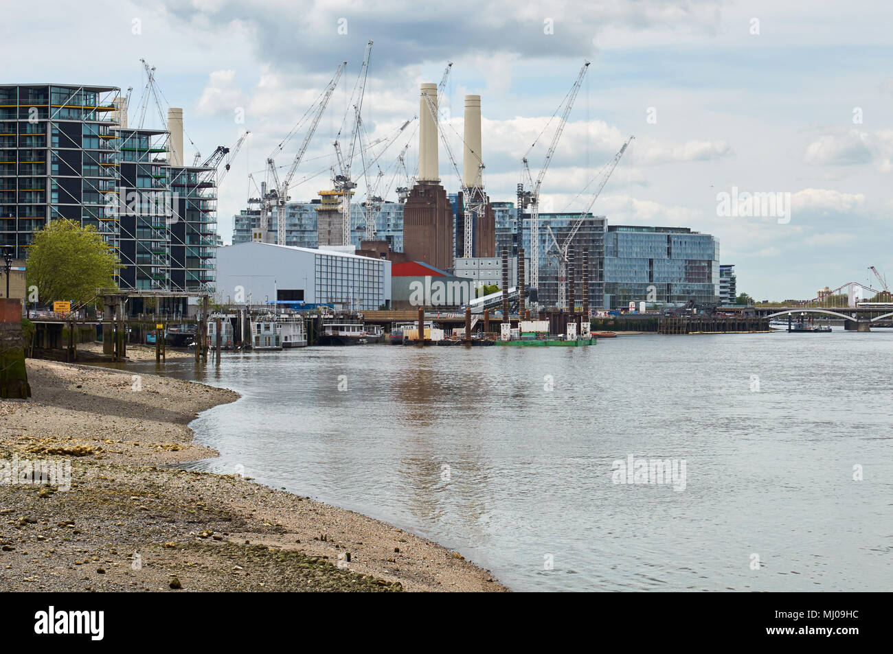 Battersea Power Station in fase di riconversione, e nuovi edifici di appartamenti, visto dalla riva sud del fiume Tamigi, guardando ad ovest Foto Stock
