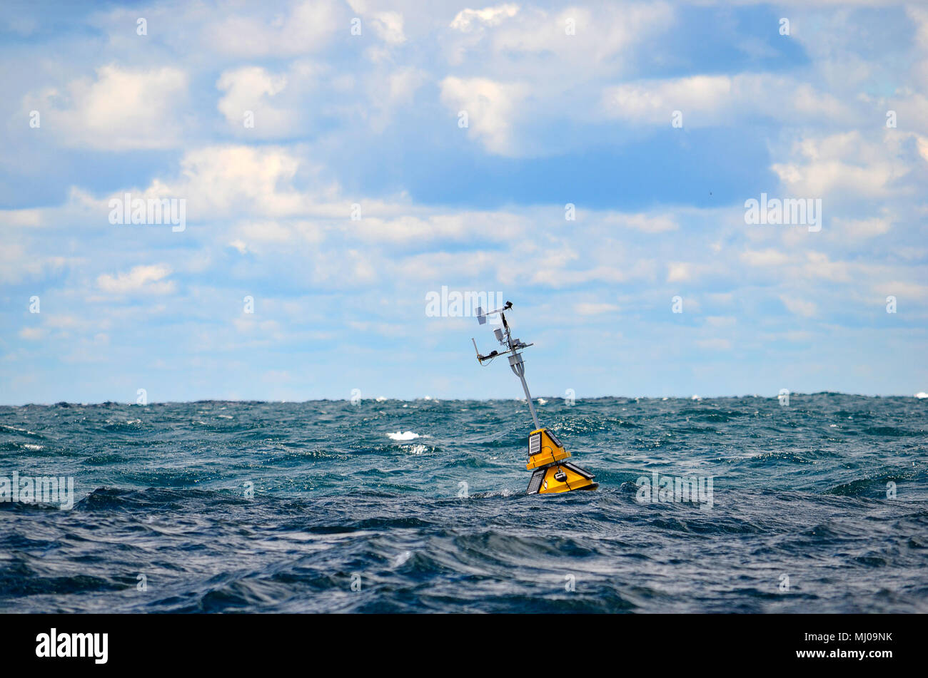 Flottante stazione meteo boa sul Lago Michigan con sfondo con orizzonte di riferimento Foto Stock