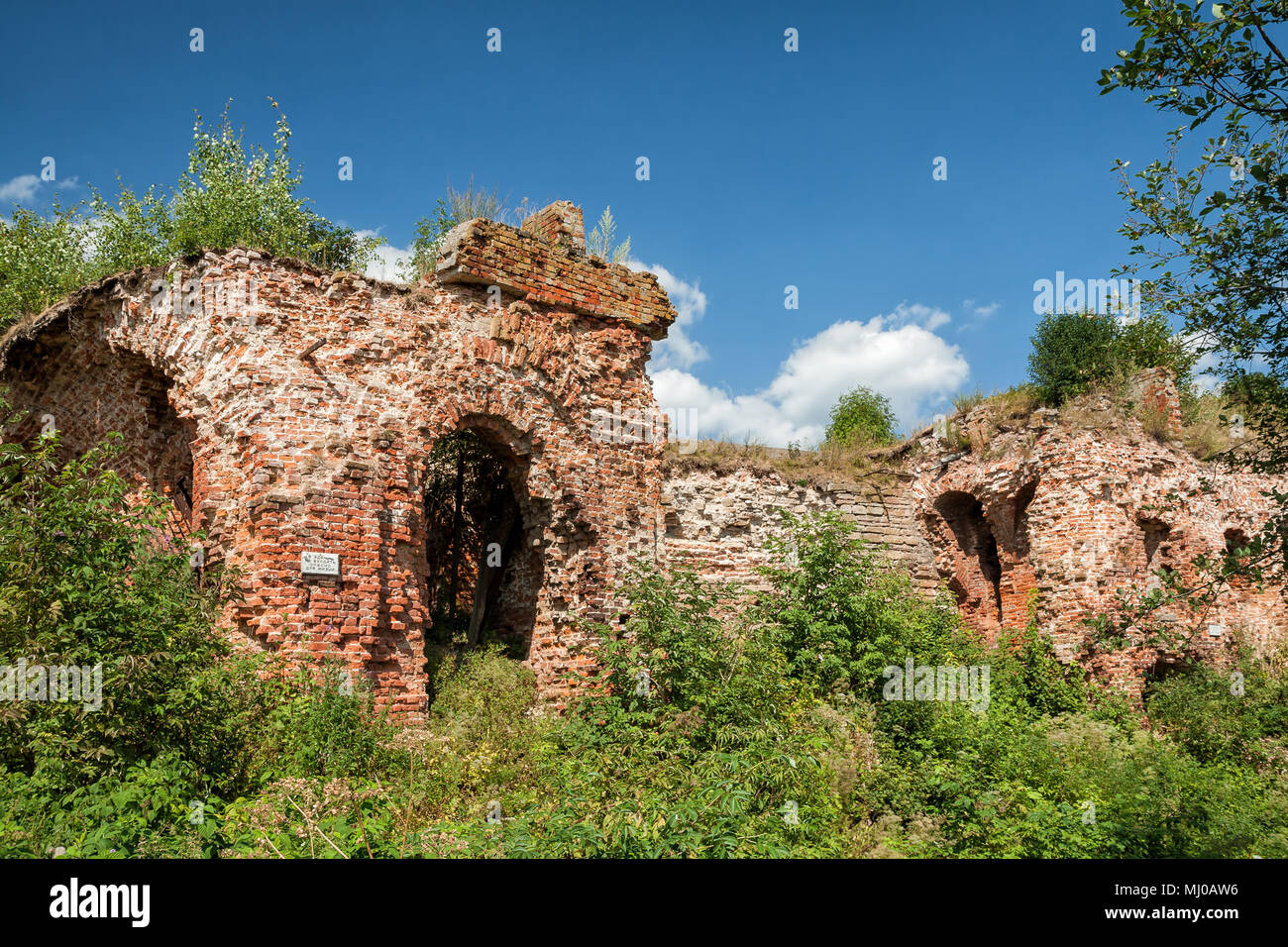 Rovine del primo edificio della prigione nella fortezza di Oreshek. La lapide in russo "non inserire l'edificio, è pericoloso per la vita". Shlisse Foto Stock