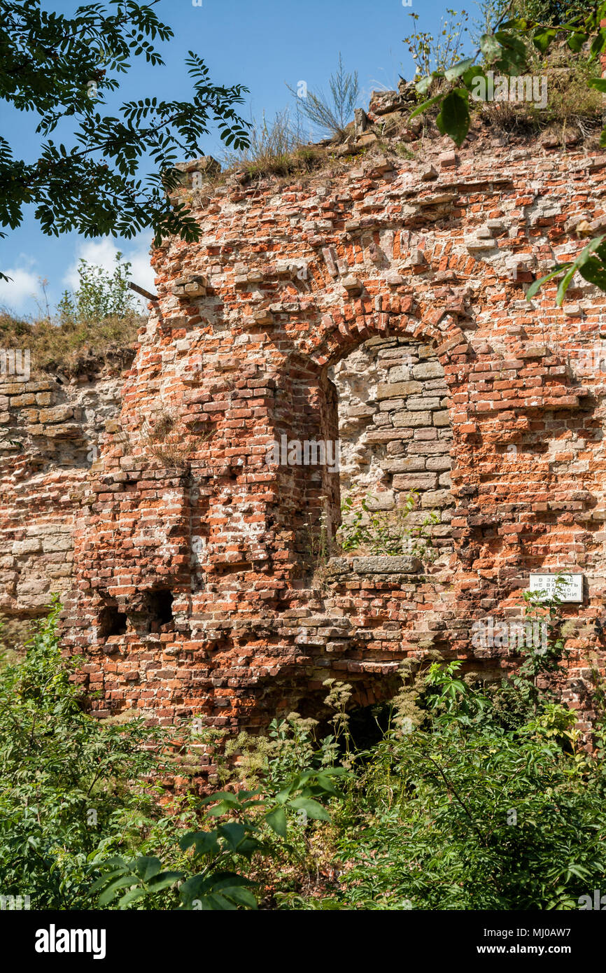 Rovine del primo edificio della prigione nella fortezza di Oreshek. La lapide in russo "non inserire l'edificio, è pericoloso per la vita". Shlisselburg, R Foto Stock