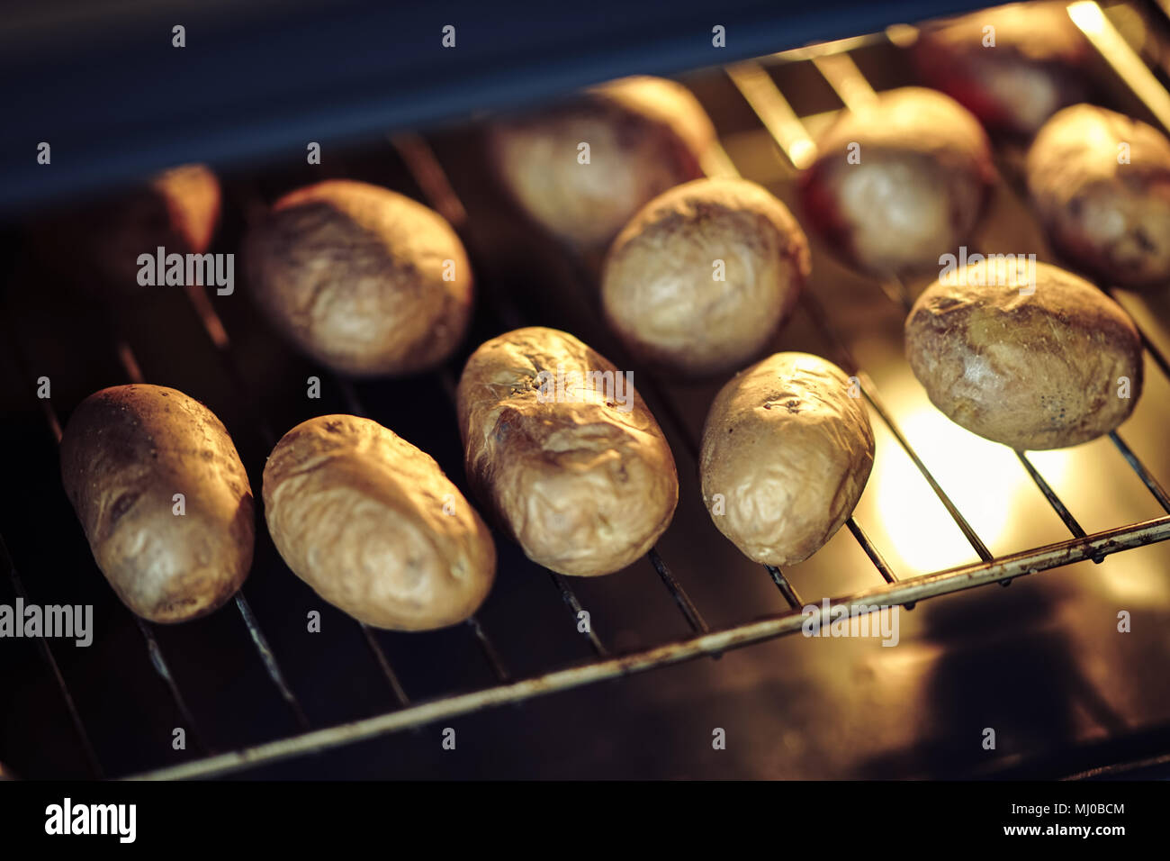 Tutta la patate al forno con la buccia Foto Stock