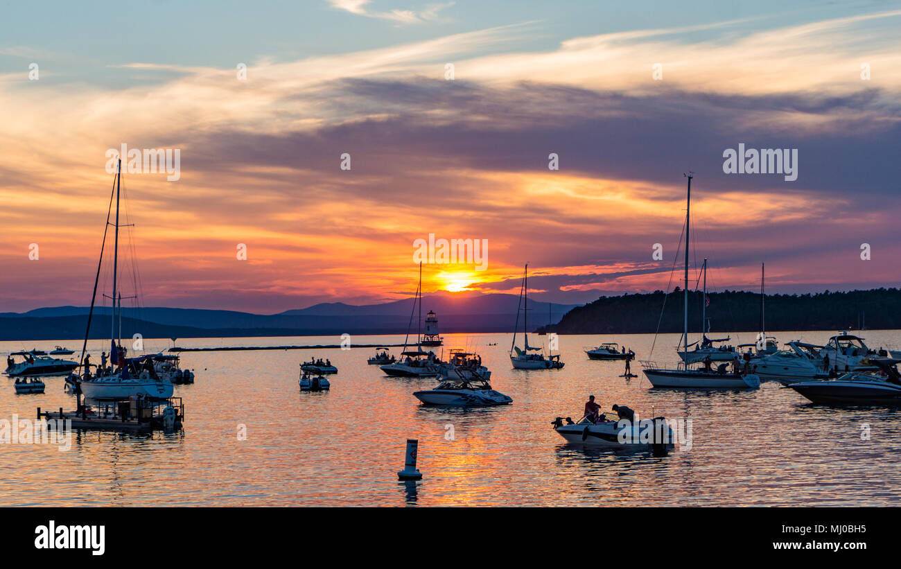 I barcaioli e guardare il tramonto sul Lago Champlain in una serata estiva Foto Stock