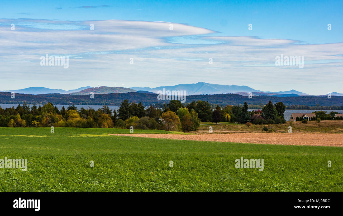 Paesaggio di campagna su Grand Isle, uno del Lago Champlain isole con montagne verdi del Vermont attraverso il lago Foto Stock