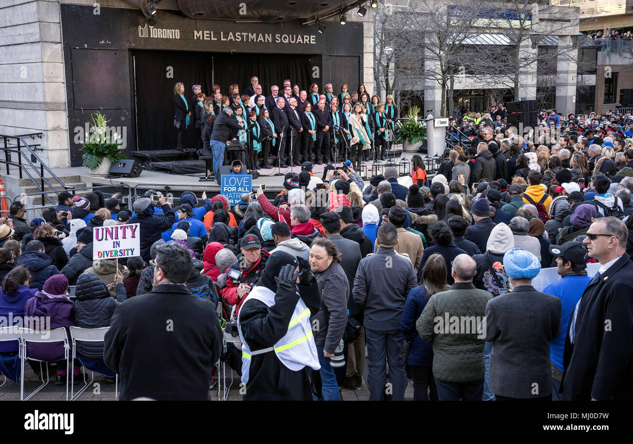 Toronto coro canta durante la Veglia dopo Van attacco,TorontoStrong,una città in lutto su uccisione di massa da un furgone sul marciapiede di Yong St.da Alek Minassian Foto Stock