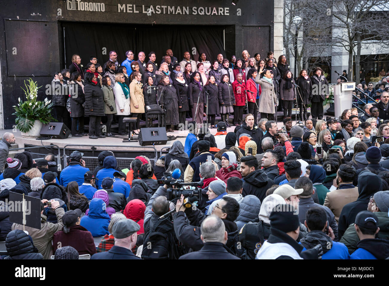 Toronto coro canta durante la Veglia dopo Van attacco,TorontoStrong,una città in lutto su uccisione di massa da un furgone sul marciapiede di Yong St.da Alek Minassian Foto Stock