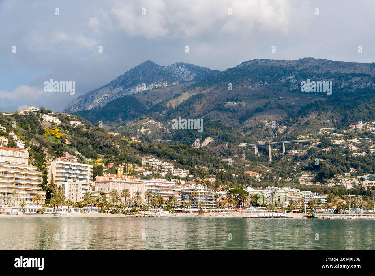 Vista delle Alpi Liguri e Mentone città dal mare Mediterraneo Foto Stock