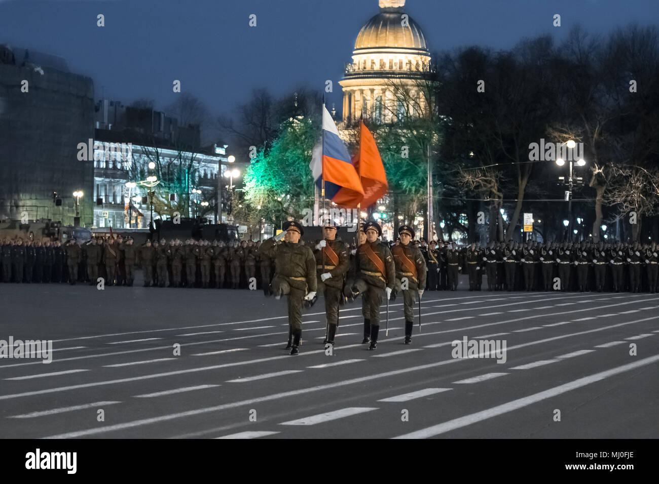 La piazza del palazzo, San Pietroburgo, Russia - 30 aprile 2018: militare di combattenti marzo attraverso durante la sfilata del Grande Vittoria Foto Stock