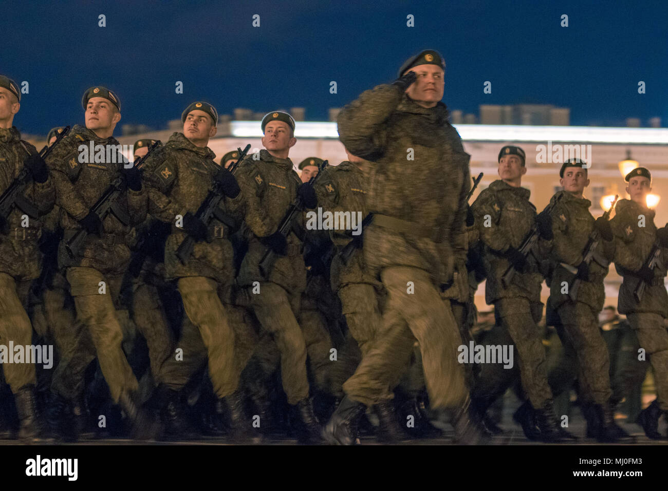 La piazza del palazzo, San Pietroburgo, Russia - 30 aprile 2018: militare di combattenti marzo attraverso durante la sfilata del Grande Vittoria Foto Stock