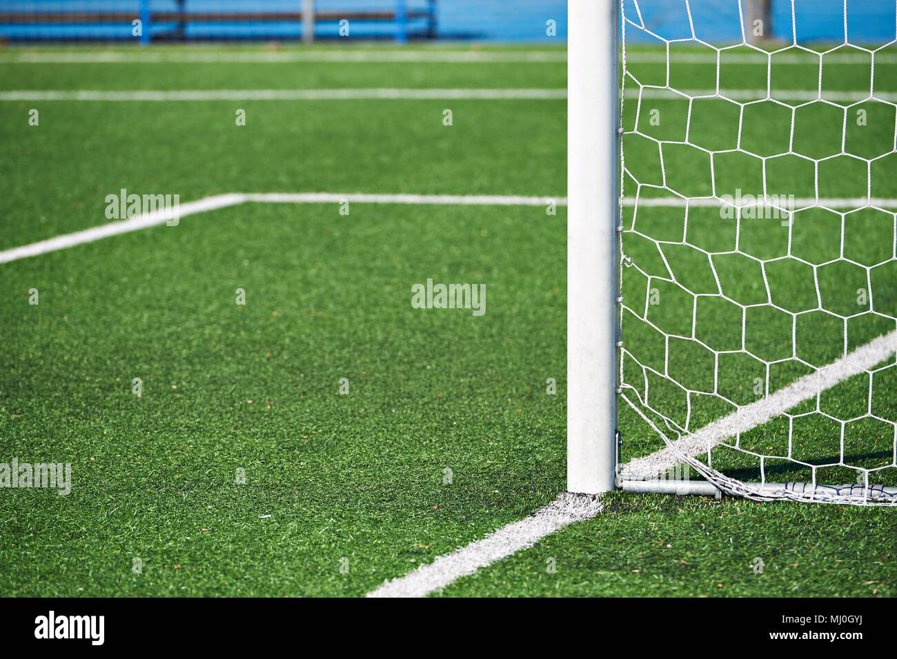 Obiettivo post su un campo di calcio con prato artificiale Foto Stock