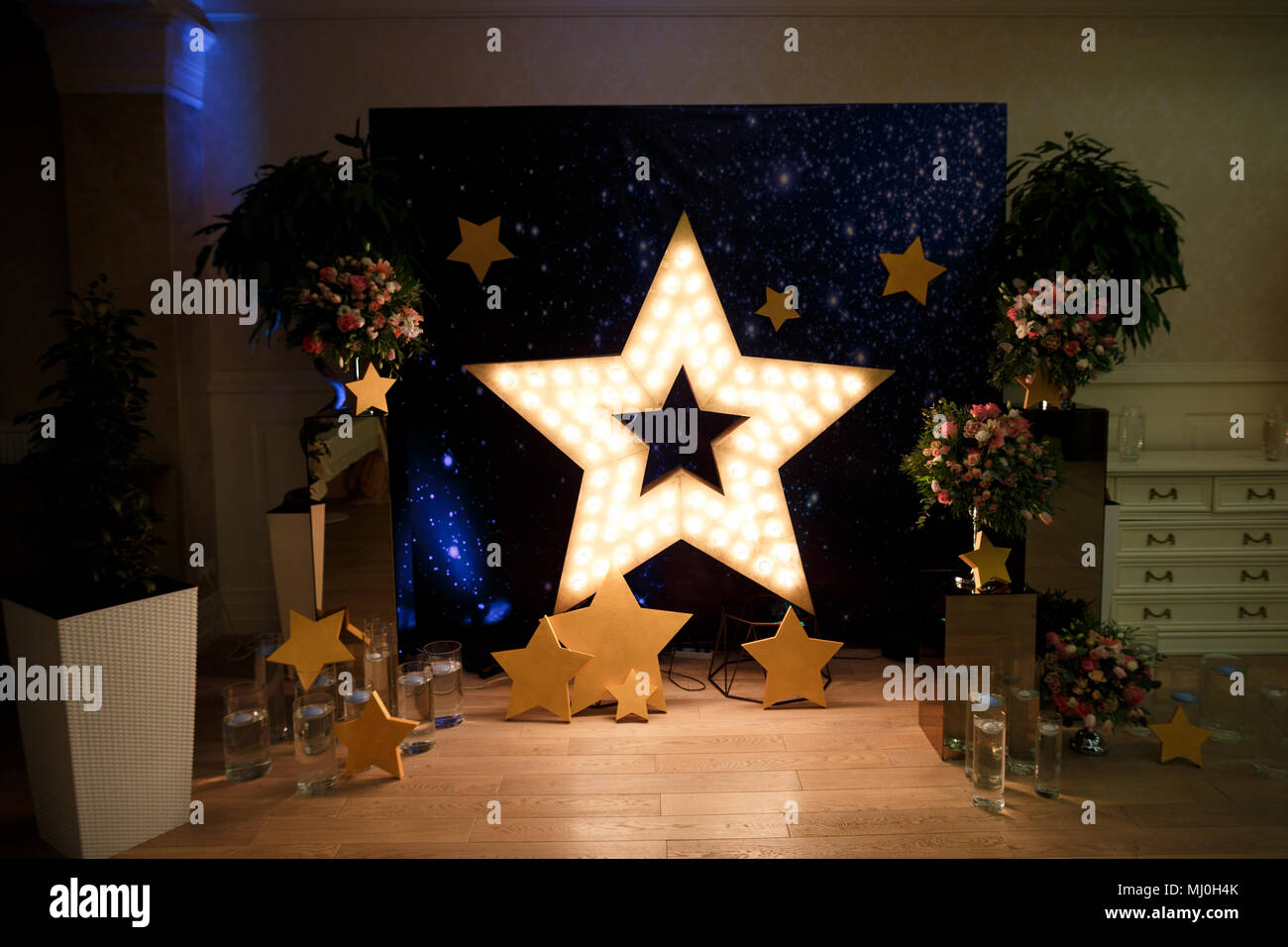 Stella decorativa con lampade su uno sfondo di parete. Moderno grungy interno Foto Stock