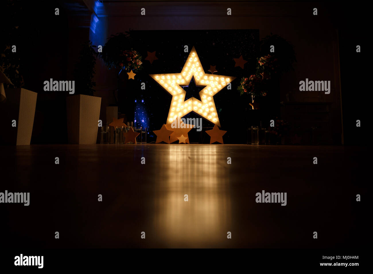 Stella decorativa con lampade su uno sfondo di parete. Moderno grungy interno Foto Stock